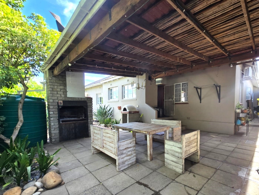 To Let 5 Bedroom Property for Rent in Lemoenkloof Western Cape
